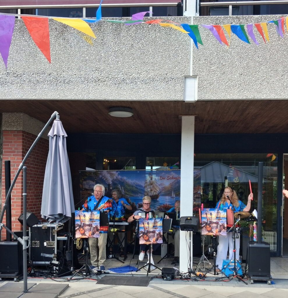 Die Schmittis spielen beim Sommerfest im Innenhof