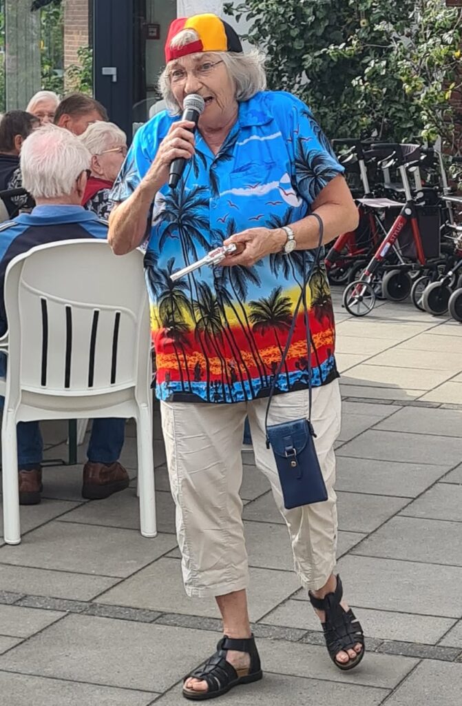 Musikerin mit Mikrofon beim Sommerfest im Fleetpark