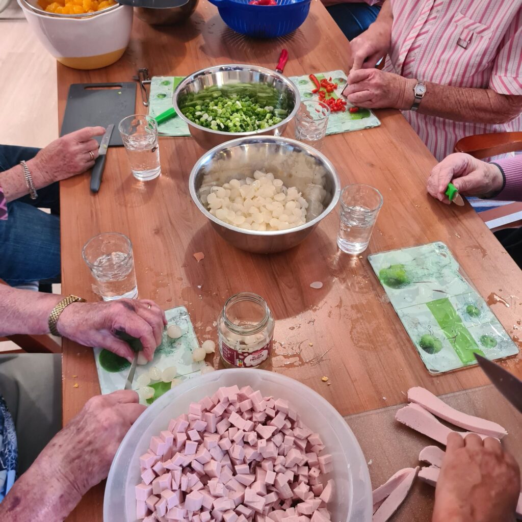 Die Kochgruppe bereitet gemeinsam einen Salat vor