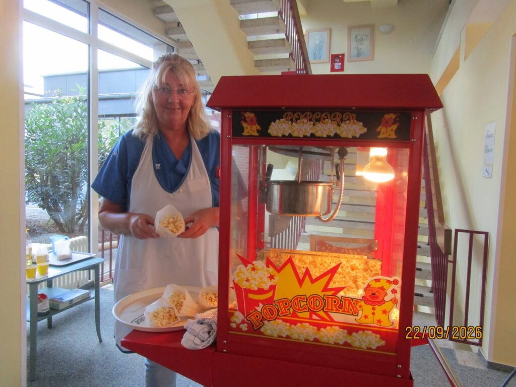 Mitarbeiterin am Popcornstand beim Fleetparker Markt