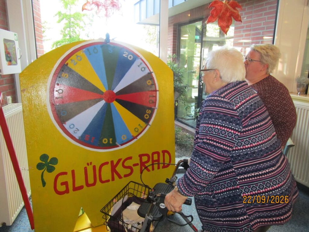 Bewohnerinnen am Glücksrad beim Fleetparker Markt